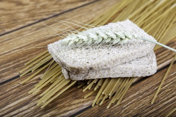 Pasta integral sobre una mesa de madera — Foto de Stock