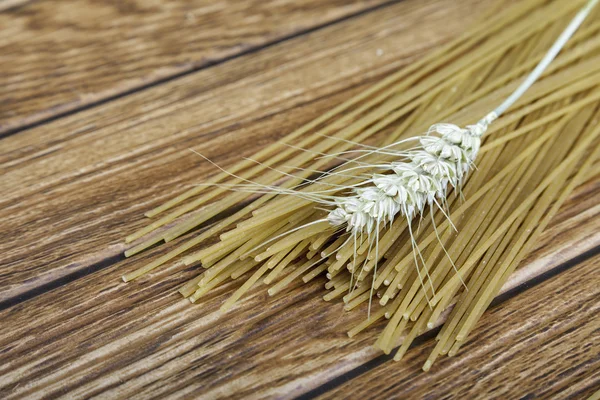 Цельная пшеничная паста на деревянном столе — стоковое фото