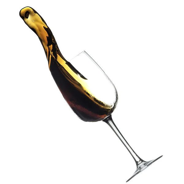 Czerwone wino przelewanie z szkła, na białym tle — Zdjęcie stockowe
