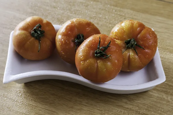Τίγρη ντομάτες σε ένα άσπρο πιάτο — Φωτογραφία Αρχείου