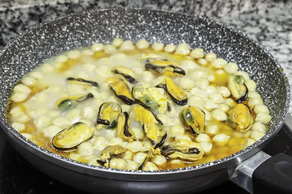 Garbanzos en una sartén — Foto de Stock