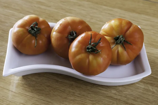 Tomates tigrées sur une assiette blanche — Photo