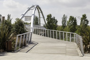genel bir parkın yanında modern Köprüsü