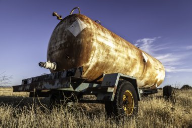 terk edilmiş bir tanker kamyon