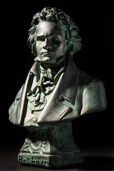 Beethoven sculptuur op zwarte achtergrond — Stockfoto