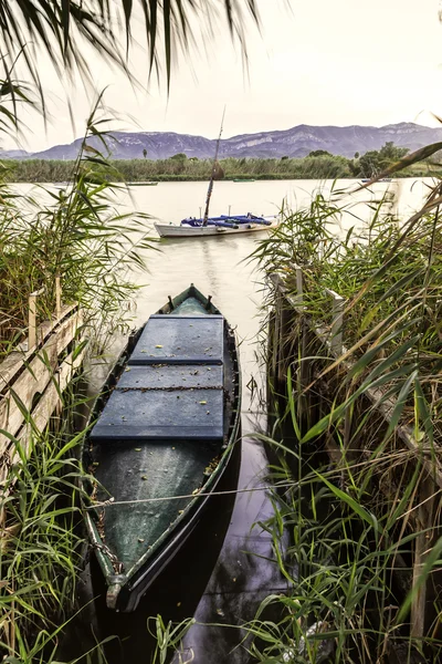 Barche da pesca nella laguna di Estany a Cullera. Valencia. Spagna — Foto Stock