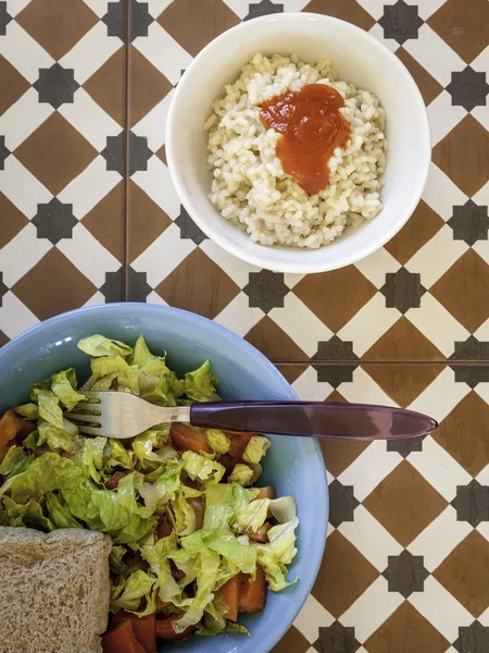 米饭和沙拉 — 图库照片