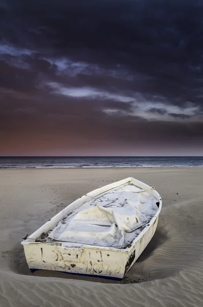 Beached boat — Stock Photo, Image