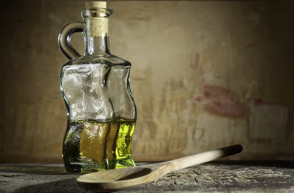 Botella de aceite sobre madera — Foto de Stock
