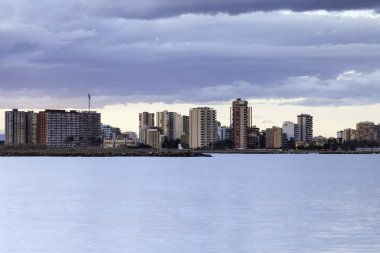 Deniz kenarında Akdeniz Köyü