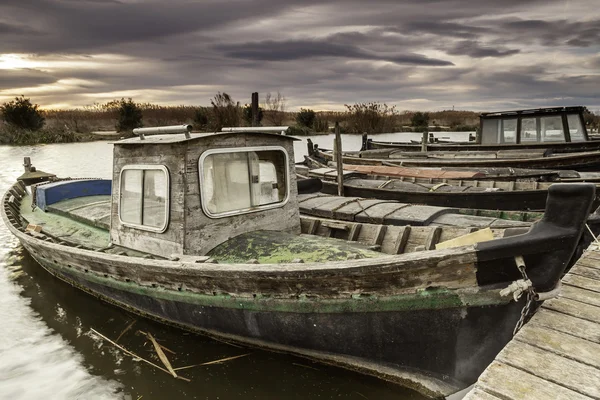 Boat alongside a jetty — Stock Photo, Image