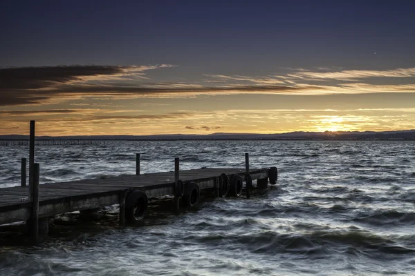 Pier op een meer — Stockfoto