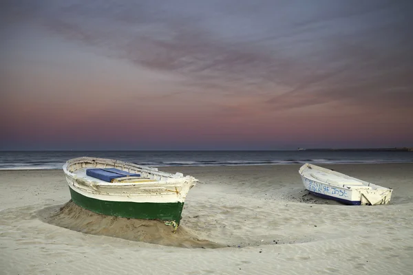 Opuszczony łodzie na plaży Zdjęcie Stockowe