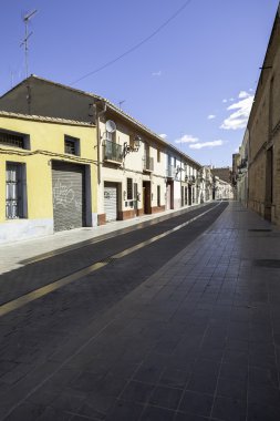 güneşli bir günde yalnızlık Sokağı