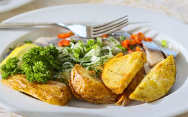 Balık ve patates parçaları