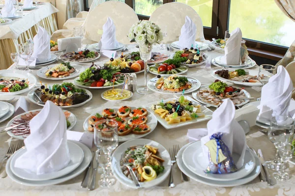 テーブルの上に食べ物 ロイヤリティフリーのストック画像