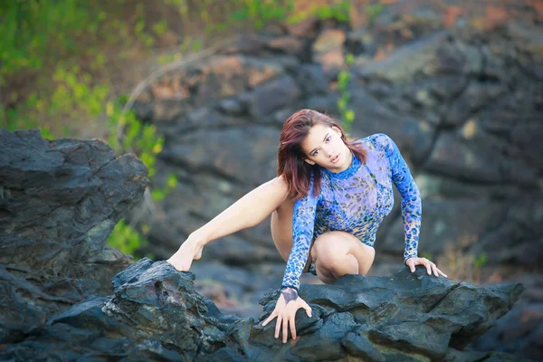 Bir taş üzerinde oturan jimnastikçi kız — Stok fotoğraf