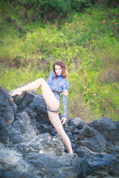 Gymnast meisje, zittend op een steen — Stockfoto