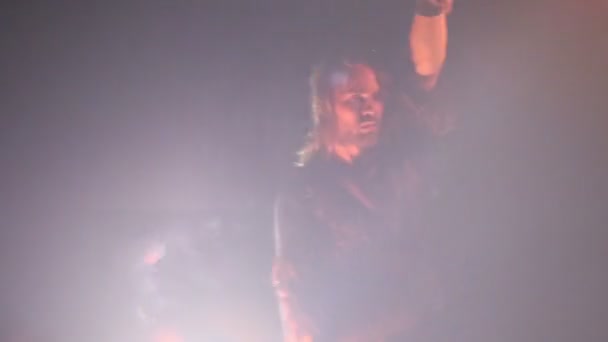 Homme barbu dans la performance du feu 