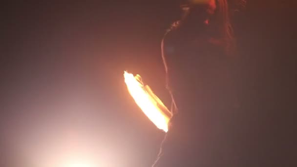 Homme barbu dans la performance du feu — Video