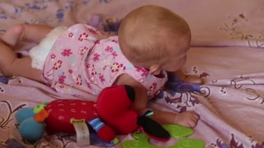 ellerinin ve dizlerinin eğilerek bebek