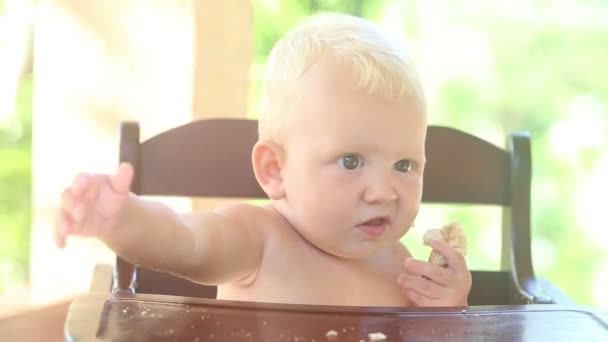 Baby skrattar medan man äter — Stockvideo