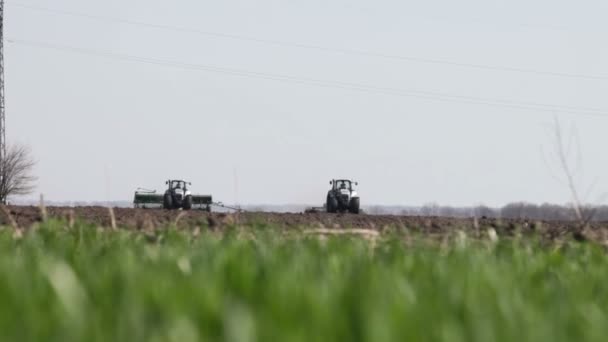 Deux tracteurs gris — Video