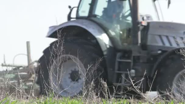 Tractor con accionamientos de arado — Vídeo de stock