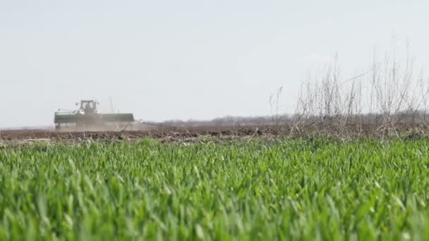 Trator com plantador — Vídeo de Stock