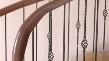 adam merdiven üzerinde