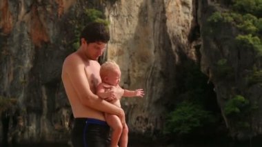 adam tutarak Ağlayan bebek