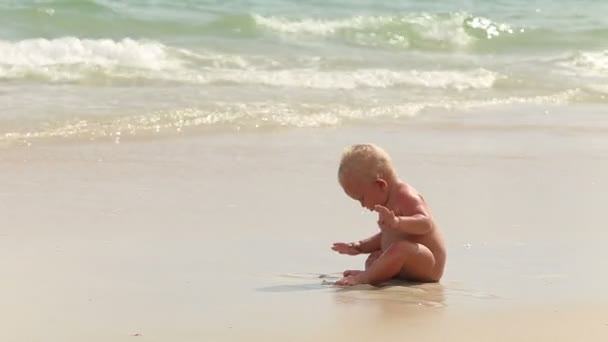 孩子在沙滩上 — 图库视频影像