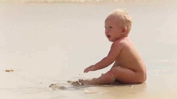 Baby on the sand — Stock Video