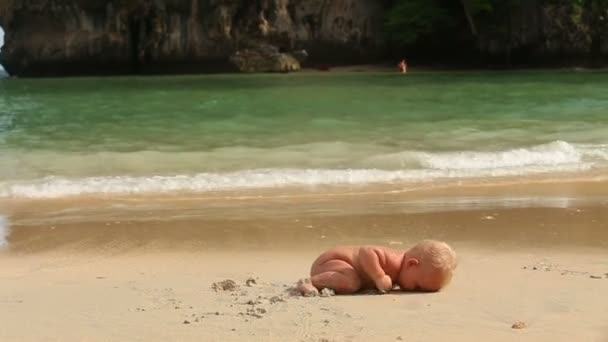 Ребенок на песке — стоковое видео