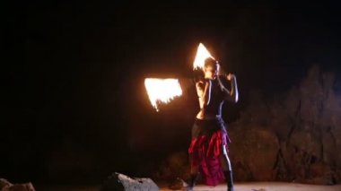 ateşli fire yılanlar ile sanatçı