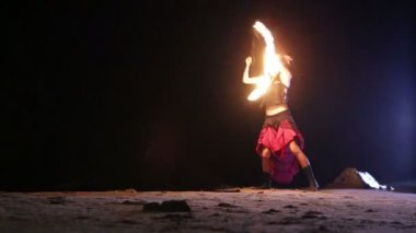 Sanatçı ateş hayranları kendi etrafında döner.