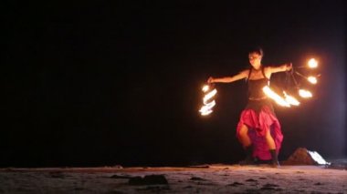Sanatçı ateş hayranları kendi etrafında döner.