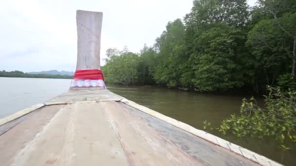 Тайская лодка на реке — стоковое видео