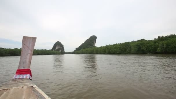 Thaise boot op de rivier — Stockvideo