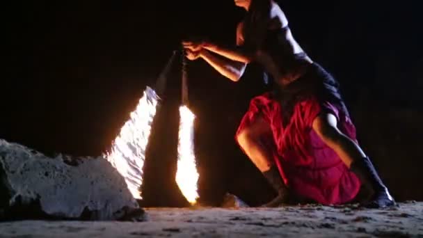 Künstler mit feurigen Feuerschlangen — Stockvideo