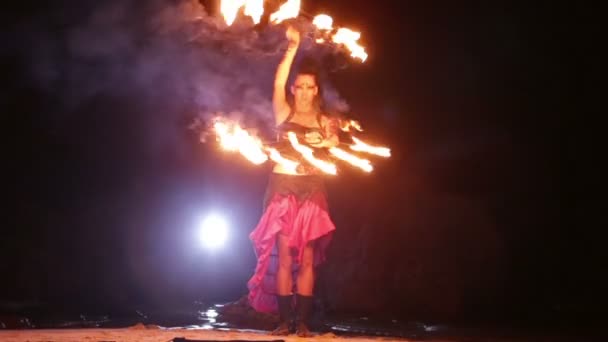 Artist turns the fire fans around itself — Stock Video