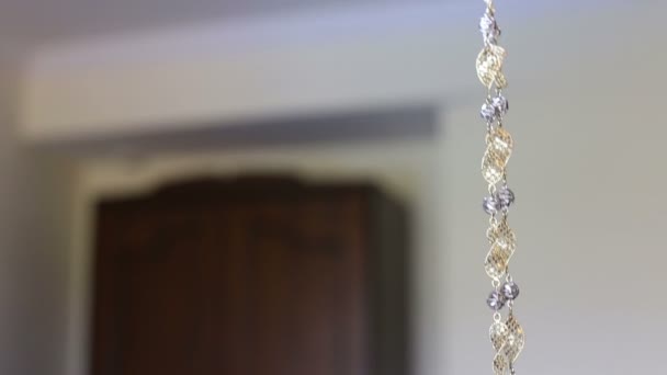 Collier sur fond mural 
