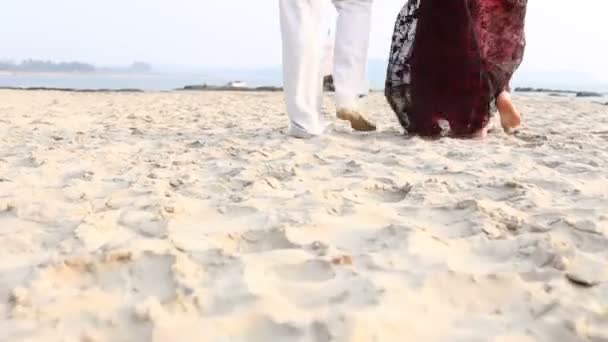 Пара прогулянка вздовж пляжу — стокове відео