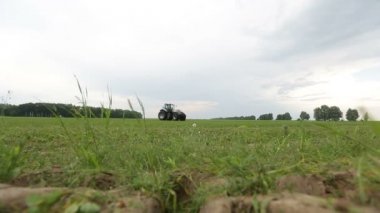 Traktör sahaya sürmek