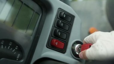 adam anahtar kontakta döner.