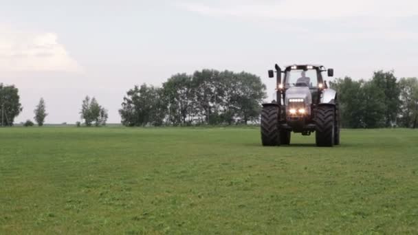 Tractor rides on field — Stock Video