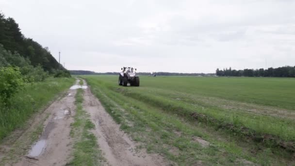 Paseos en tractor en el campo — Vídeo de stock