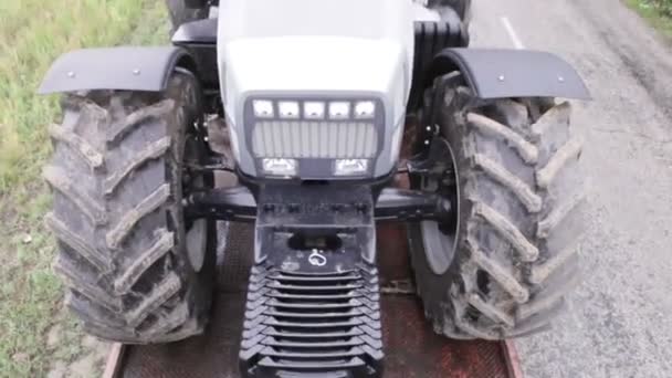 Tractor en la plataforma — Vídeos de Stock