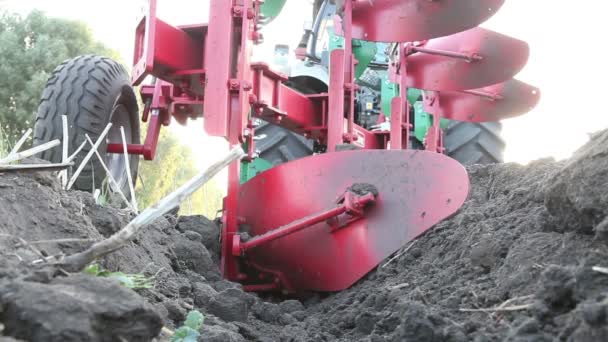 Tractor en un campo — Vídeos de Stock