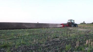 Traktör sürme alan gün batımında